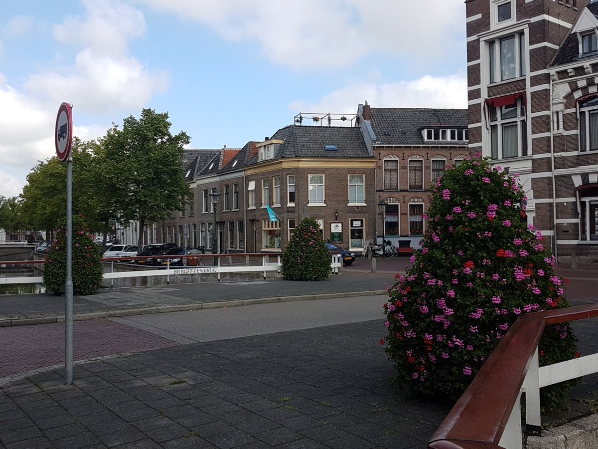 De mooie bloembakken zijn weer terug op de bruggen over de burgel! Mooi gemeente Kampen!
