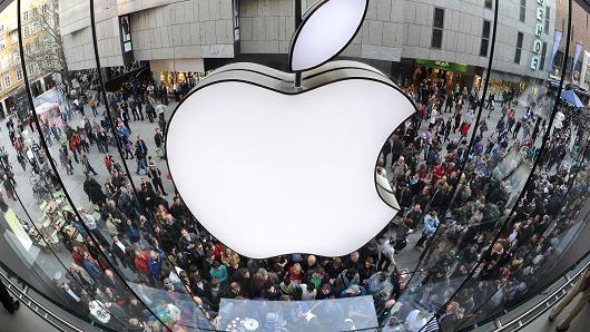 plus_option's tweet photo. "Despite Trump’s claims, Apple won’t be building three factories in US". So, will the Apple's stocks go down? Find out more with #PlusOption https://t.co/GKn1QueuY6
