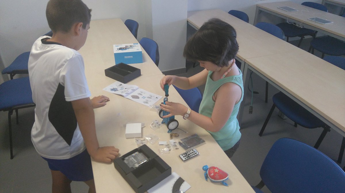 TalentProj's tweet photo. Mañana de robótica. Hoy aprenden a construir un robot desde cero para después programarlo #TrabajoEnEquipo https://t.co/w9JyTzEvbM