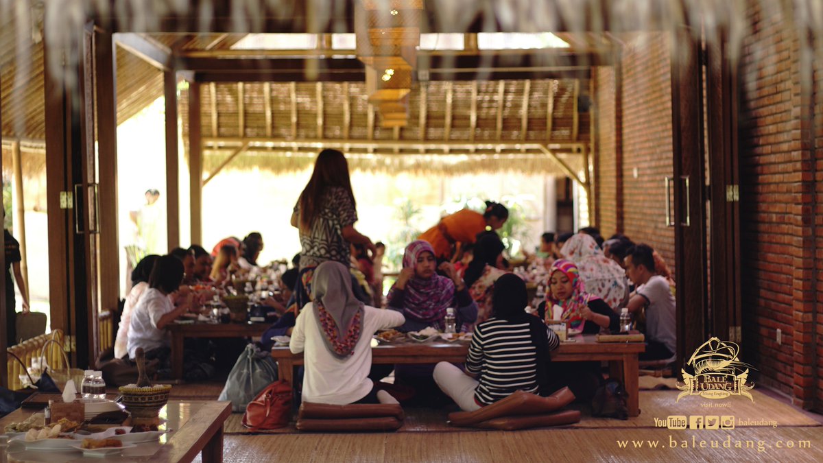 baleudang's tweet photo. Berkumpul bersama teman dan keluarga di Bale Banjar Bale Udang https://t.co/I9xAY7pWex / https://t.co/rZ90W49zdf #balivenue #ubudvenue #ubud https://t.co/2lg0YnAiLt