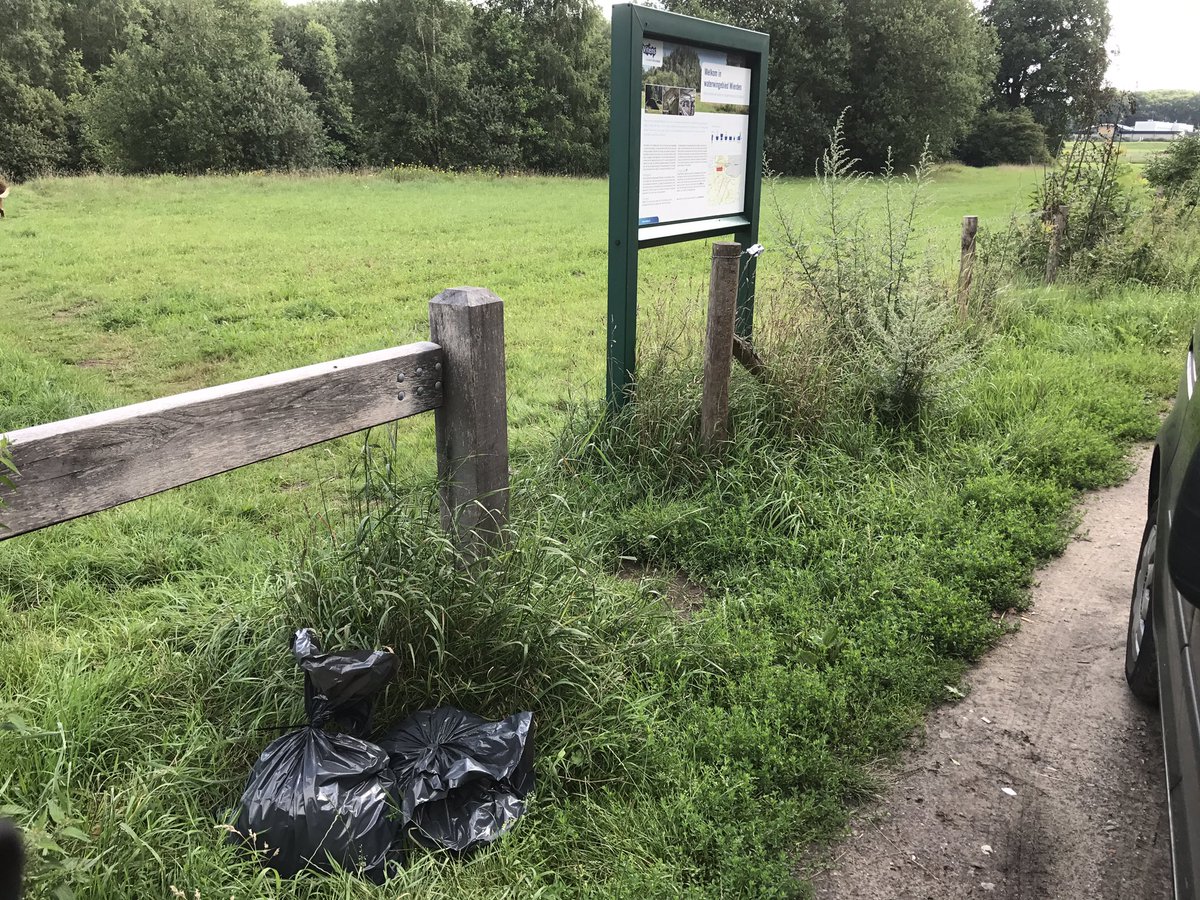 Mumsun's tweet photo. @POL_Wierden afval gedumpt bij Waterwingebied Wierden, Nijverdalsestraat https://t.co/q59yx22xPs