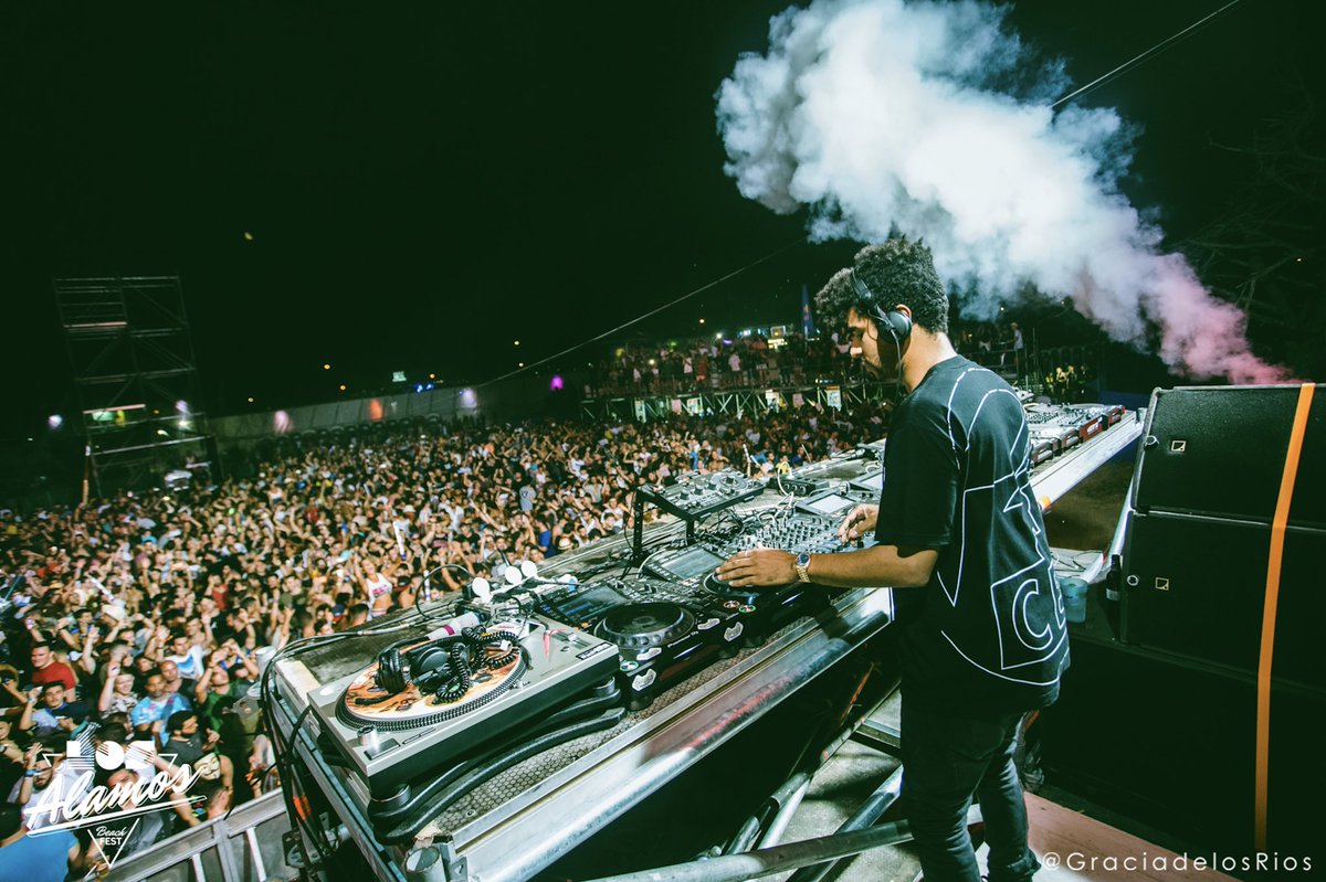 losalamosbeach's tweet photo. @JamieJonesMusic in action‼️‼️
#UndergroundStage #LosAlamosBeach https://t.co/yCV9MeDWZV