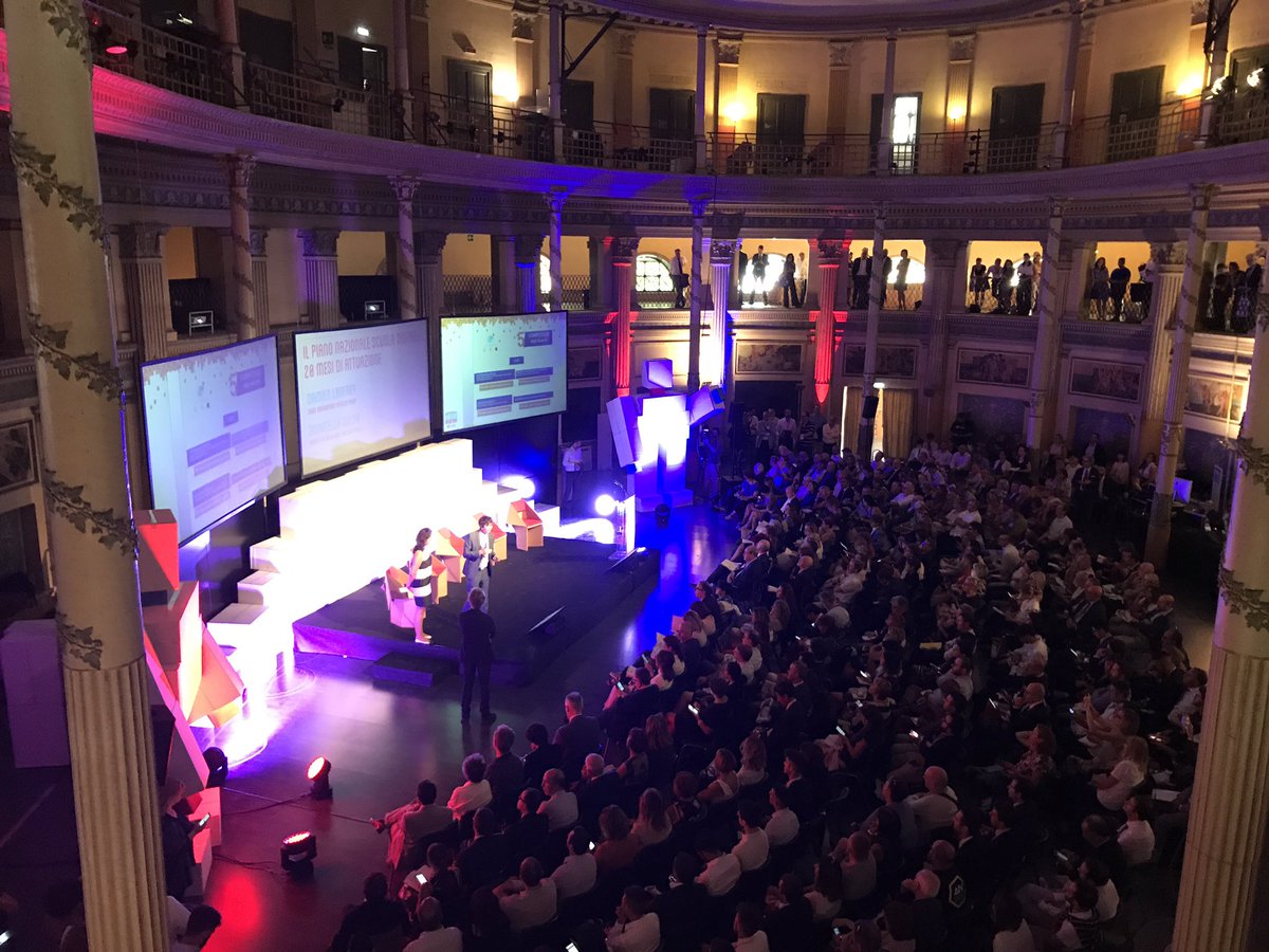 La #scuoladigitale fa il pieno con  <a href="/MiurSocial/">MiurSocial 😷</a> <a href="/damienlanfrey/">Damien Lanfrey</a> <a href="/dskutz/">Donatella Solda</a> e <a href="/microsoftitalia/">Microsoft Italia</a> c'è! #pnsd