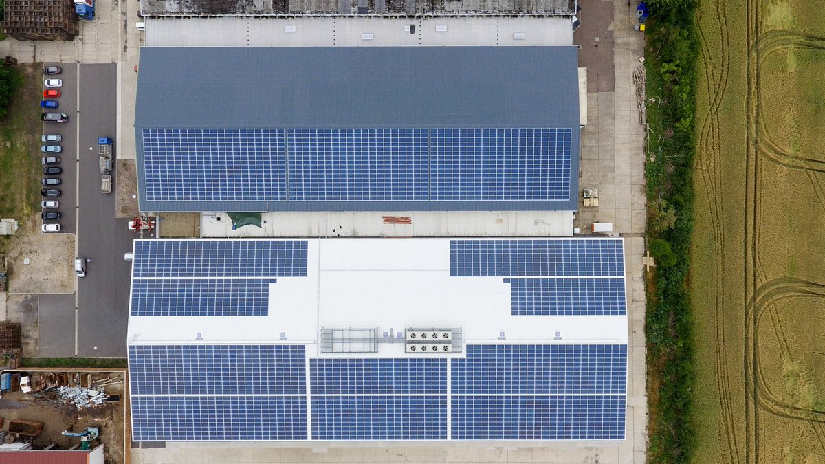 BELECTRICenergy's tweet photo. Solarstrom vom Obstbauer: #Saale Obst saniert Lagerhalle mit dachintegrierter Photovoltaikanlage von #BELECTRIC
https://t.co/xgYN0yPTun https://t.co/71o0uZrOtg