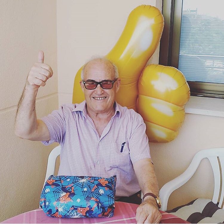 qbitApp's tweet photo. Cuántas lecciones nos dan los abuelos... Como @atrapatuabuelo:81 años, un crack en rrss y con canal en qbit 😉LIKE PARA TI 👍🏻#DiaDeLosAbuelos https://t.co/j45K6iFCgg