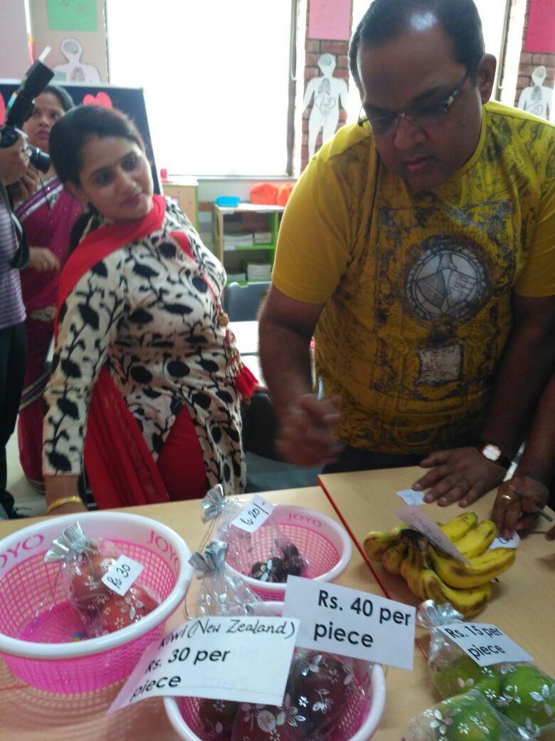 ulearntoday's tweet photo. Parents of students of Grades 2 &amp; 3 of Shail Global School participating in a Math activity as part of 'A Day in Your Child's School'. https://t.co/ohb8Wuhwgh