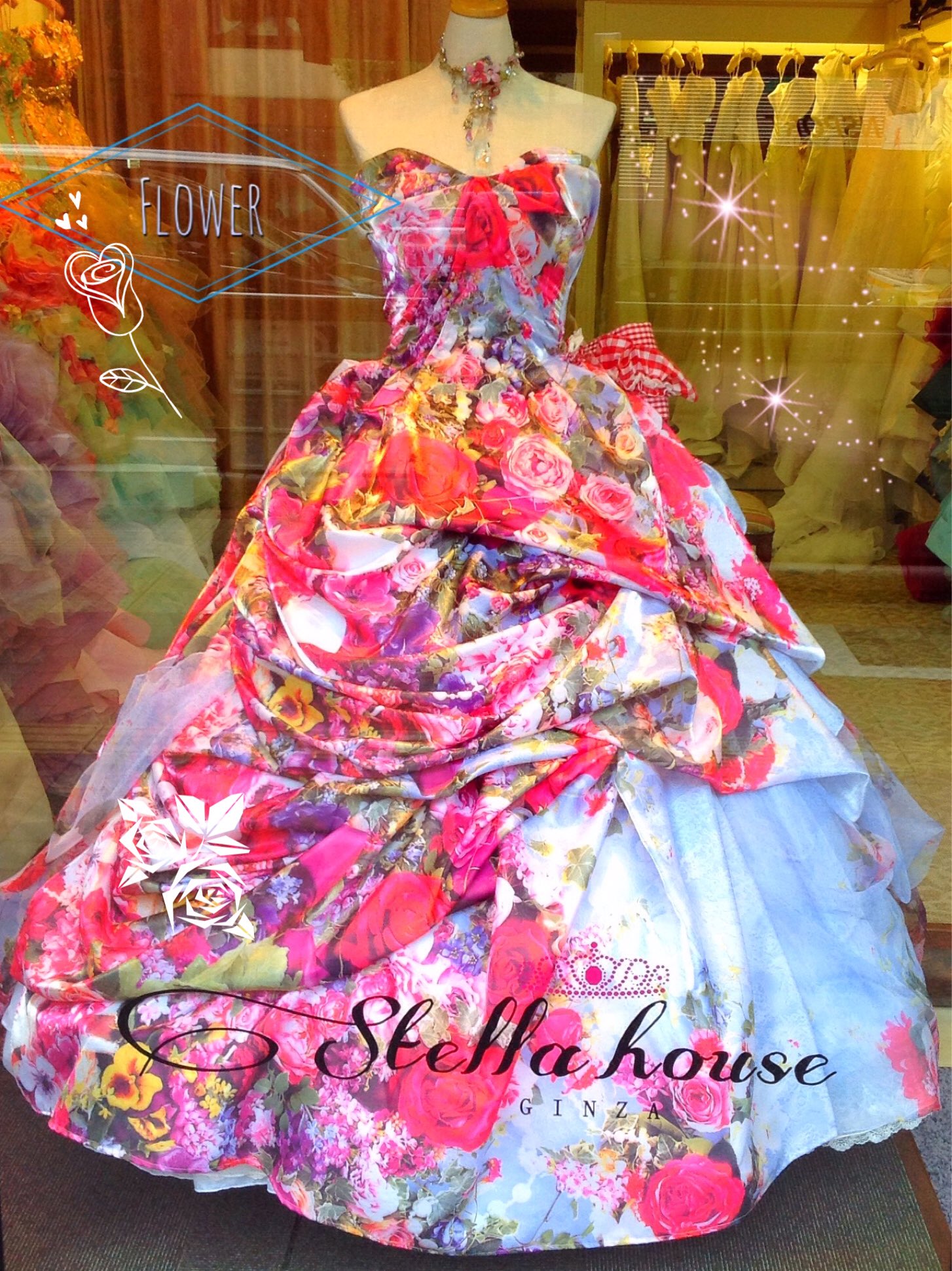 Dress Shop ステラハウス銀座 お花お花お花のドレス 毎日暑いけど夏バテになっていませんか 実写的なローズフラワープリントがとっても素敵なカクテルドレス バックにはギンガムチェックがあしらわれていて乙女心をくすぐってくれます お花ドレス