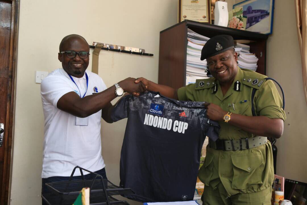 NdondoCup's tweet photo. #sportsxtrandondocup2017 rasmi jijini #mwanza na kupokelewa na mikono miwili na RPC Ahmed Msangi #waleteeee https://t.co/YUjExDZzY4