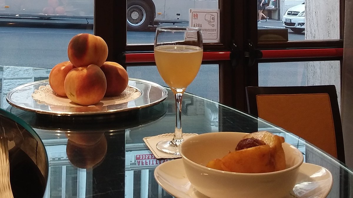 Il Bellini nella sua ricetta originale, purea di pesca bianca e Prosecco, con un tocco personale.