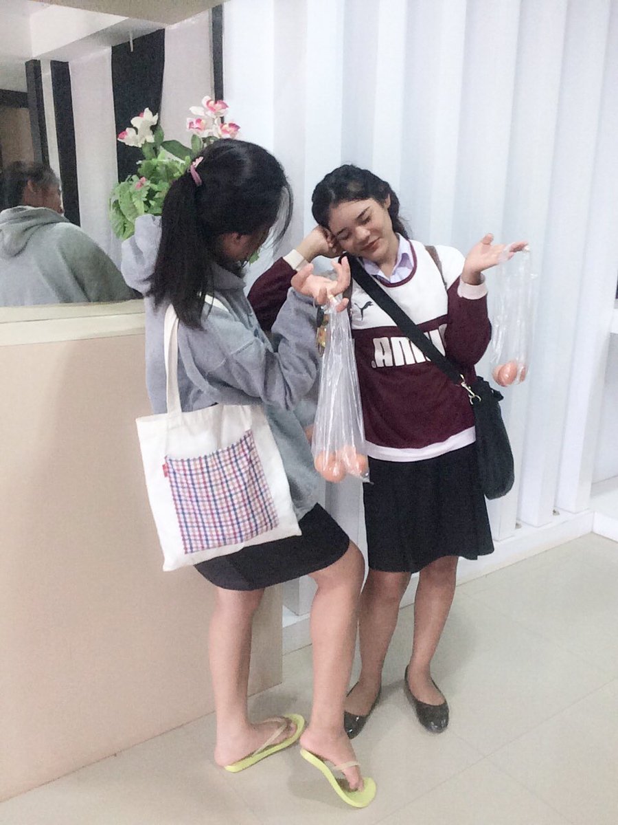 7z02N8's tweet photo. ไข่ค่ะไข่ 6ฟอง20บาท. #การแต่งตัว5555 ห่าเอ้ยยยย😂😂😂😂😅😅😅 https://t.co/7vBMEX3qNr