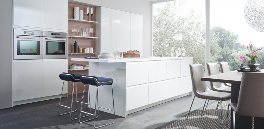 KubeKitchens_UK's tweet photo. White high #gloss lacquered fronts, recessed #ergonomic grip handles & a free standing #islandunit offers abundant #workingsurface -#kitchen https://t.co/yw7zHfcGcl