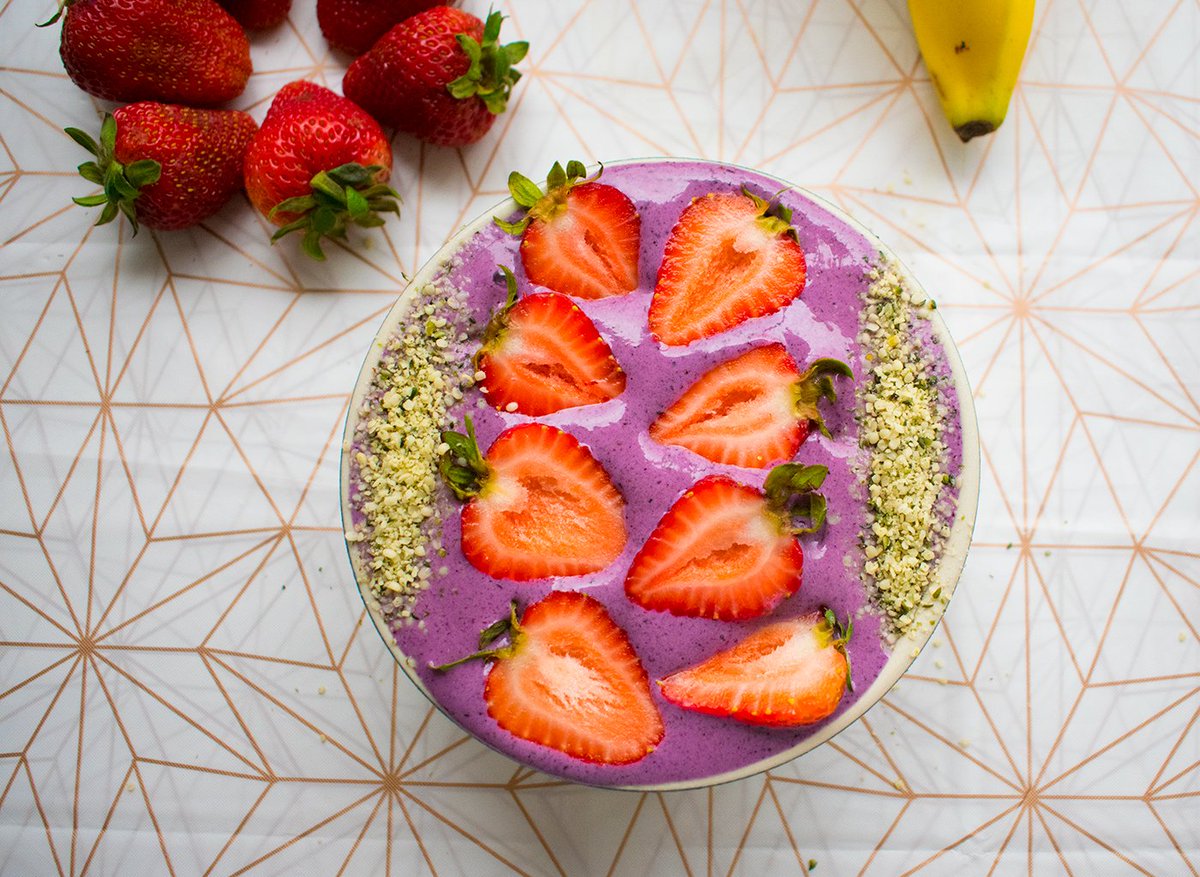 vegancook101's tweet image. Blueberry Smoothie Bowl -- A creamy breakfast bowl! cookinghealthy.co/recipes/breakf… #vegan