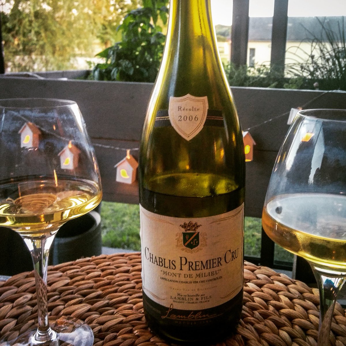 LamblinChablis's tweet photo. When it's raining outside and you have sunshine in your glass ☀️ #aboutlastnight #chablis #bourgogne #wine #vin #lamblinfils #frenchwine https://t.co/30qjGM4GOT