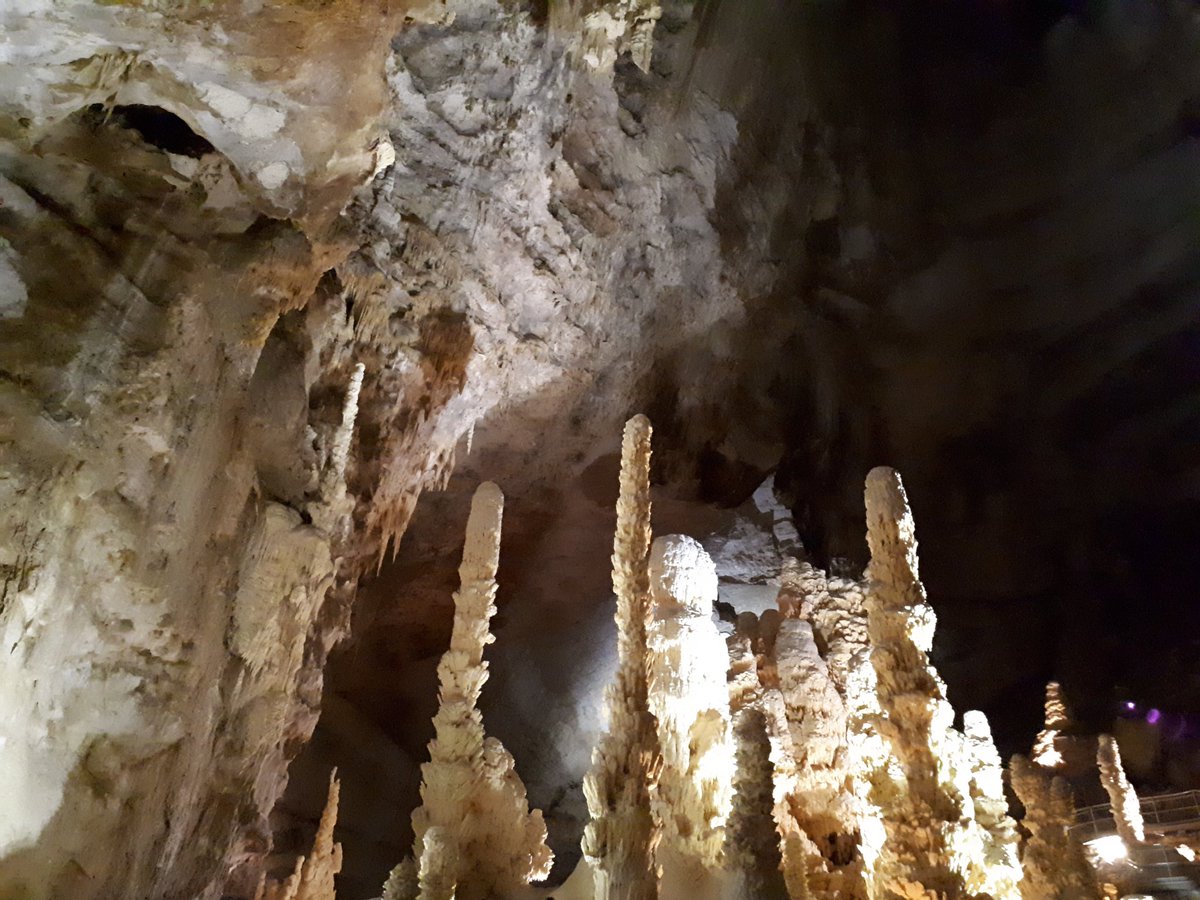 Stakanova85's tweet photo. #Marche, grotte di #Frasassi a #Genga. #GolaDellaRossa @RegioneMarcheIT @frasassigrotte https://t.co/HtpUl7YloH