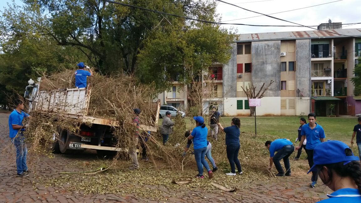 losadajoaquin's tweet photo. En 2 días de trabajo, retiramos 830tn de residuos que no deberían haberse tirado en nuestra calles, boulevares y veredas. Cuidemos Posadas! https://t.co/Yp5py26IZV