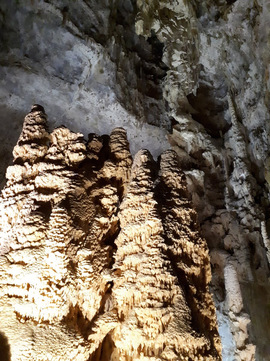 Stakanova85's tweet photo. #Marche, grotte di #Frasassi a #Genga. #GolaDellaRossa @RegioneMarcheIT @frasassigrotte https://t.co/HtpUl7YloH
