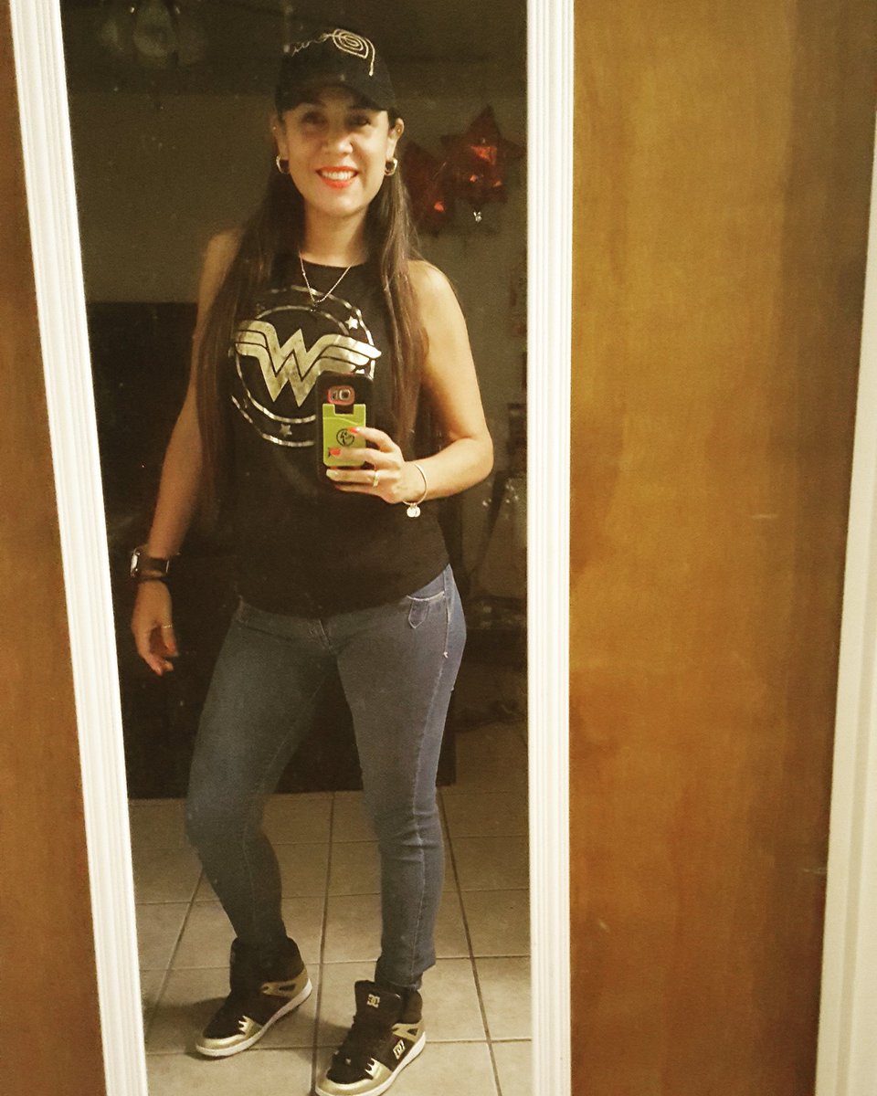 vaquita81's tweet image. Awake since 3:30am 🤤😁. I&apos;m ready to roll. #Zincon2017 here I come!!! 😁🎉 🎶 #zumba #zinproblems #readytoparty