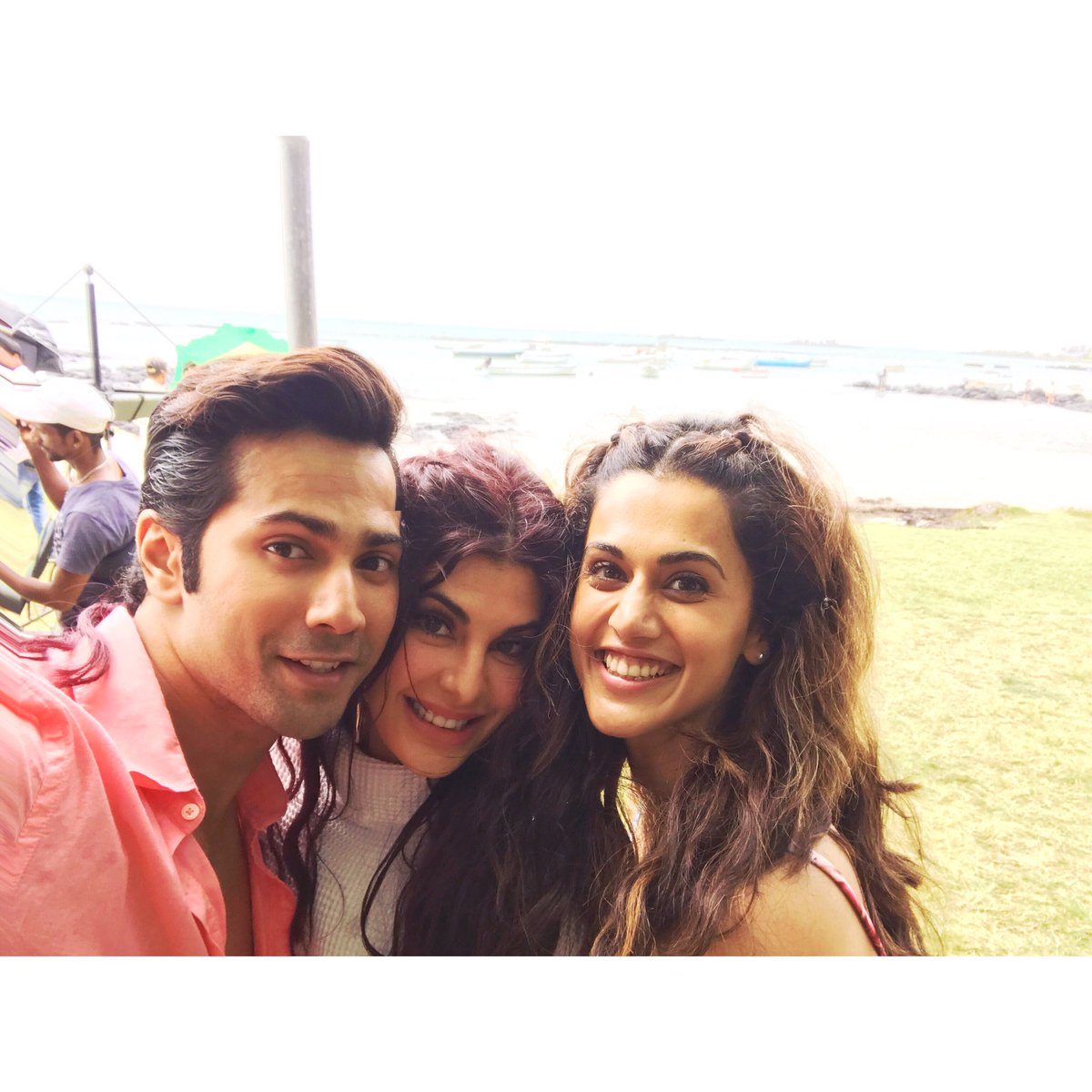 Varun_dvn's tweet photo. #judwaa2 @Asli_Jacqueline @taapsee . Sun,sea,sand and rain it's all happening here https://t.co/Tf5NSPtXer