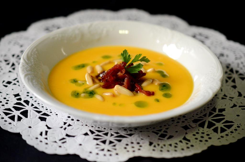 Crazy__Nuts's tweet photo. ¡Que nos den calabazas! En crema, con crujiente de jamón y piñones. 
https://t.co/Wt0Z32ZyjA @recetasdecarol @PAIRIDIE @baenaoliva @thermo2 https://t.co/DnsqDZERrA