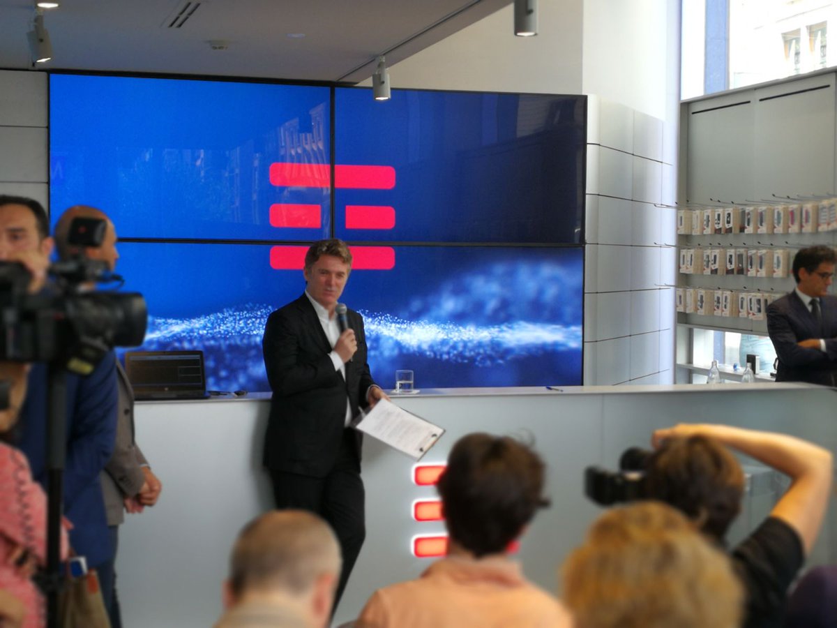 Primaonline's tweet photo. L'ad Tim in uscita Flavio Cattaneo presente oggi a Milano alla presentazione di #TimHomePlatform in vendita a settembre https://t.co/AvWmdOyAz1