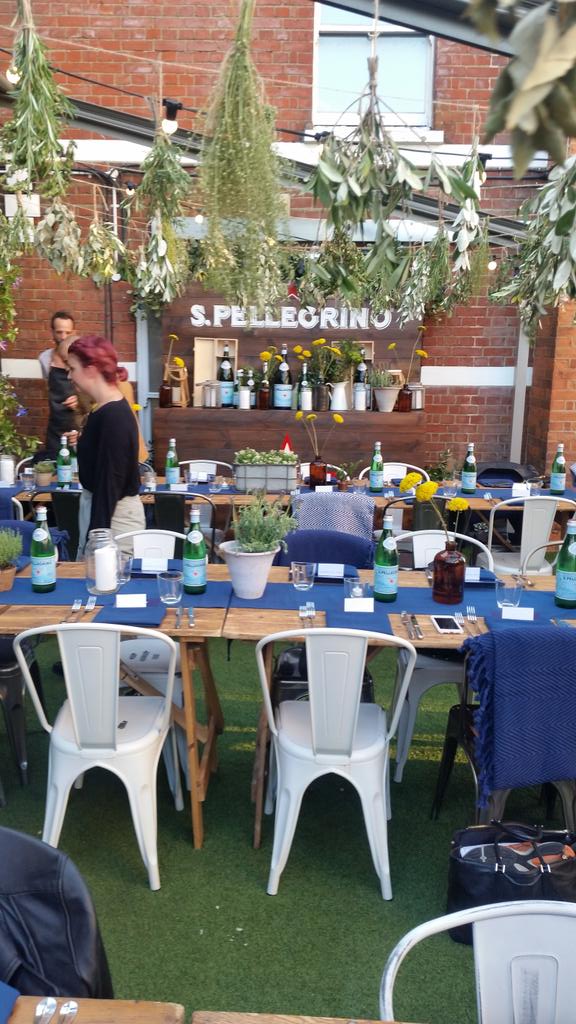 TheWineTipster's tweet photo. Great S.Pellegrino Itineraries of Taste Banquet with Chris Denney @108Garage @HarveyNichols Chris c u soon #SPTaste https://t.co/HmXdC3euCT