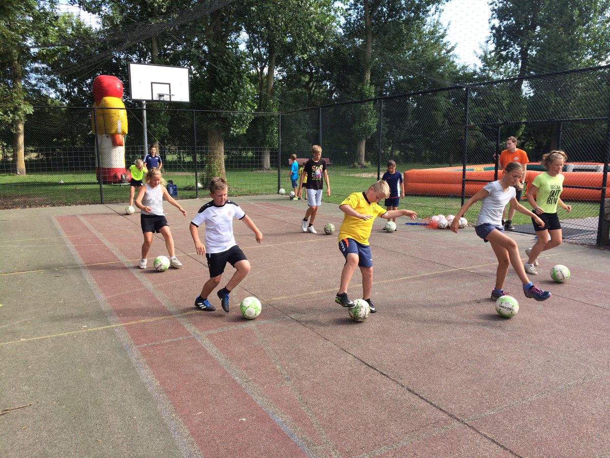 Techniek, balvaardigheid en partijvormen tijdens voetbalclinics <a href="/OranjezonBV/">Camping Oranjezon BV</a>