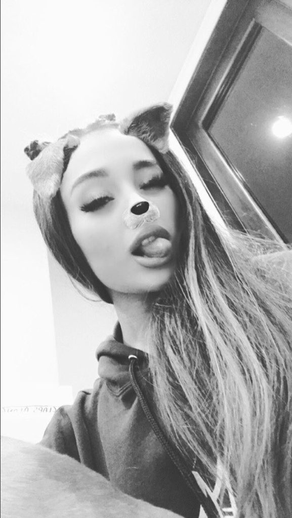 ClaryCalabretta's tweet photo. #MTVHottest @ArianaGrande ♡ https://t.co/de4mfRcGng