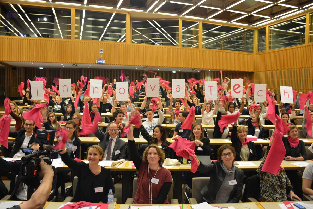 Ellesbougent's tweet photo. #Quizdelété #épisode6 Où ont été prises ces 2 📸de groupe ? L'indice du jour: RDV au Ministère! Une idée 🤔💡? A vos claviers 📲 #InnovaTech2017 https://t.co/SZrV4cd8UV