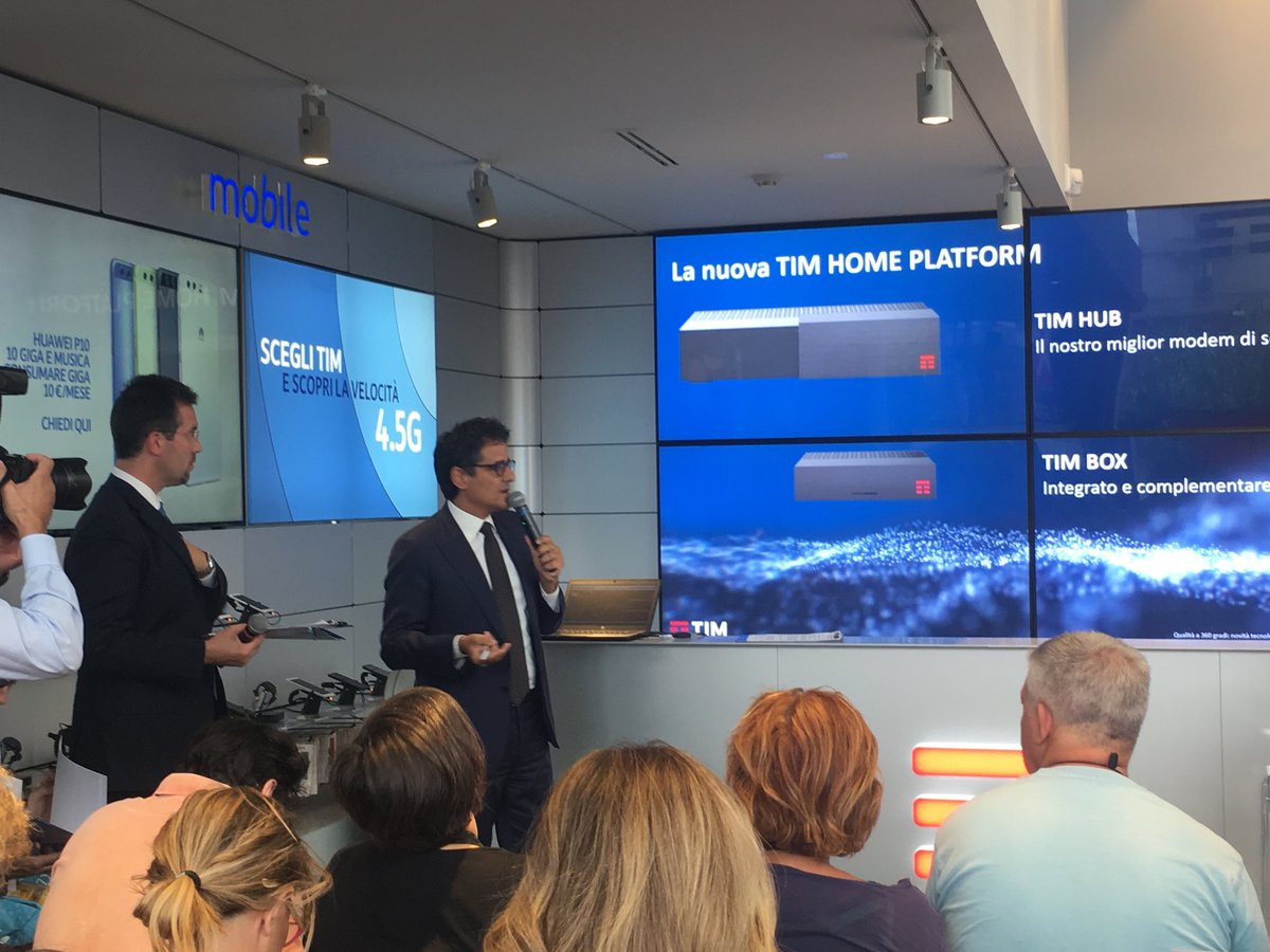GruppoTIM's tweet photo. Stefano Azzi, Resp. Consumer &amp; Small Enterprise: "Grazie al nuovo modem TIM HUB, la vita domestica diventa sempre più smart".
#TIMSmartLife https://t.co/1ad0T6GmvO