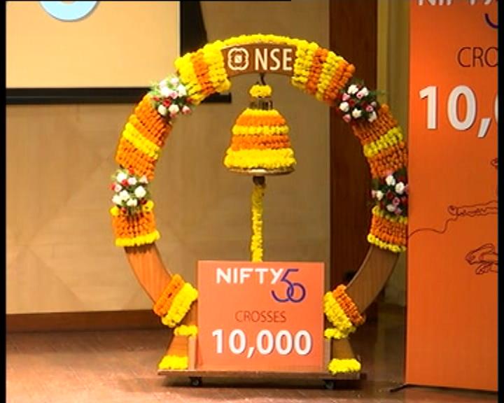 CNBCTV18Live's tweet image. #NIFTY CLOSES ABOVE 10,000 FOR THE 1ST TIME EVER
