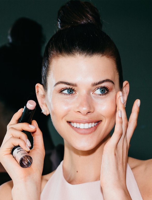 MaybellineHR's tweet photo. Koja je tajna sjajne kože? Potraži ga u kremastoj formuli sa sjajnim perlicama #MasterStrobing sticka! <3 https://t.co/TbShf6cFct