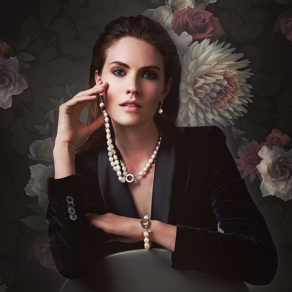 JusticeWinch's tweet photo. Fully embracing the gloom today 🌧 nothing a bit of ✨can't fix!
#claudiabradby #pearls #makeeverythingbetter #cont… https://t.co/q0KS50kzqV https://t.co/a6p47UsGTA