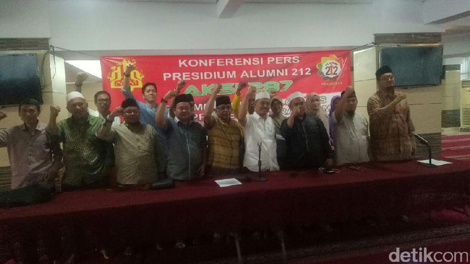 detikcom's tweet photo. Alumni 212 Siapkan 1.000 Bendera Merah Putih Saat Aksi 287 https://t.co/DHo0S9nJYL https://t.co/Poh8sgb4io