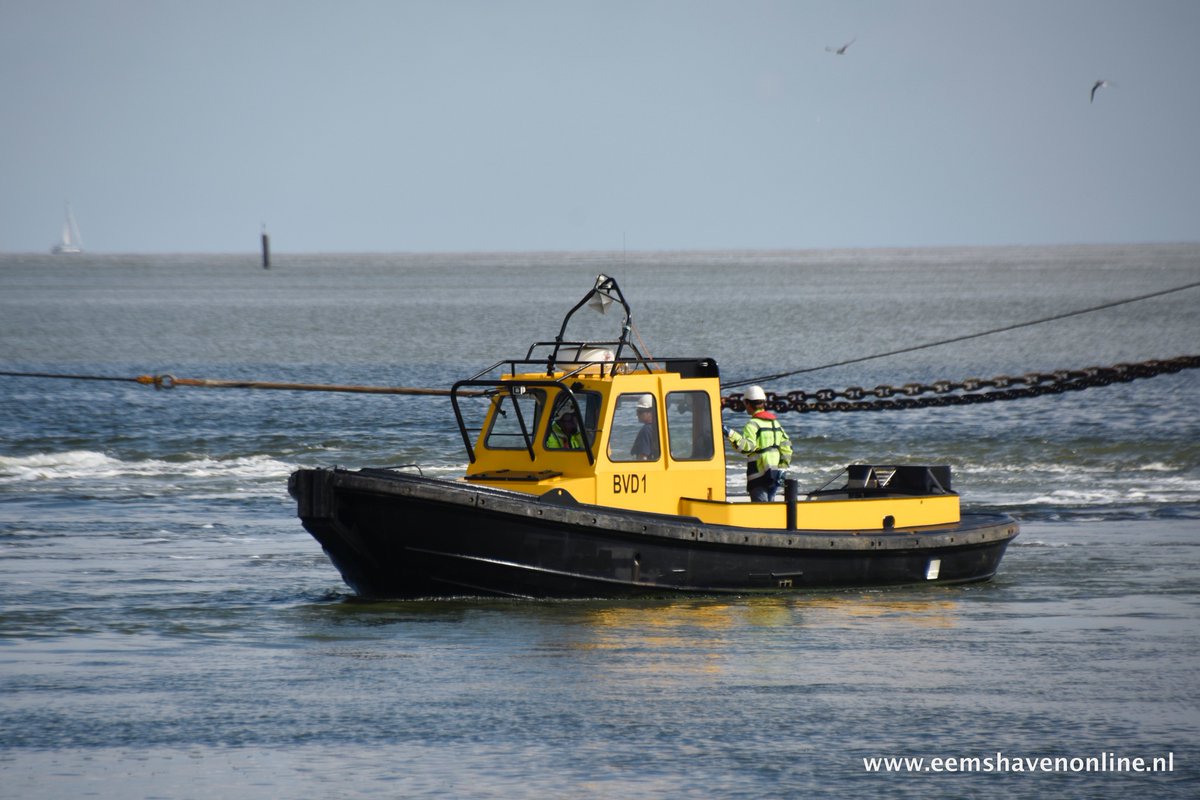 Eemshavenonline's tweet photo. De @bvd_e in actie! Ze assisteerden de Wagenborg Barge 5 bij het vertrek vanuit de #Eemshaven. https://t.co/ZfXMs9qxyD https://t.co/iwW1UNV3oq