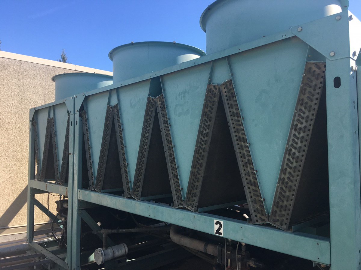 nwcoils's tweet photo. Nice picture of the YORK YCAJ120 chiller with 12 condenser coils total #hvaclife #condensercoils #nationwidecoils https://t.co/idsvFSJhgk