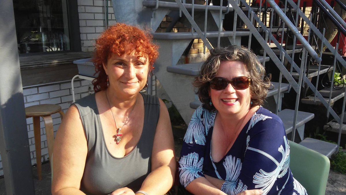 LisaaMintz's tweet photo. Lisa Mintz et Christine Gosselin discutent des moyens pour faire plus de place aux arts, marchés publics et transports actifs à #Loyola. https://t.co/TsqQm6QDop