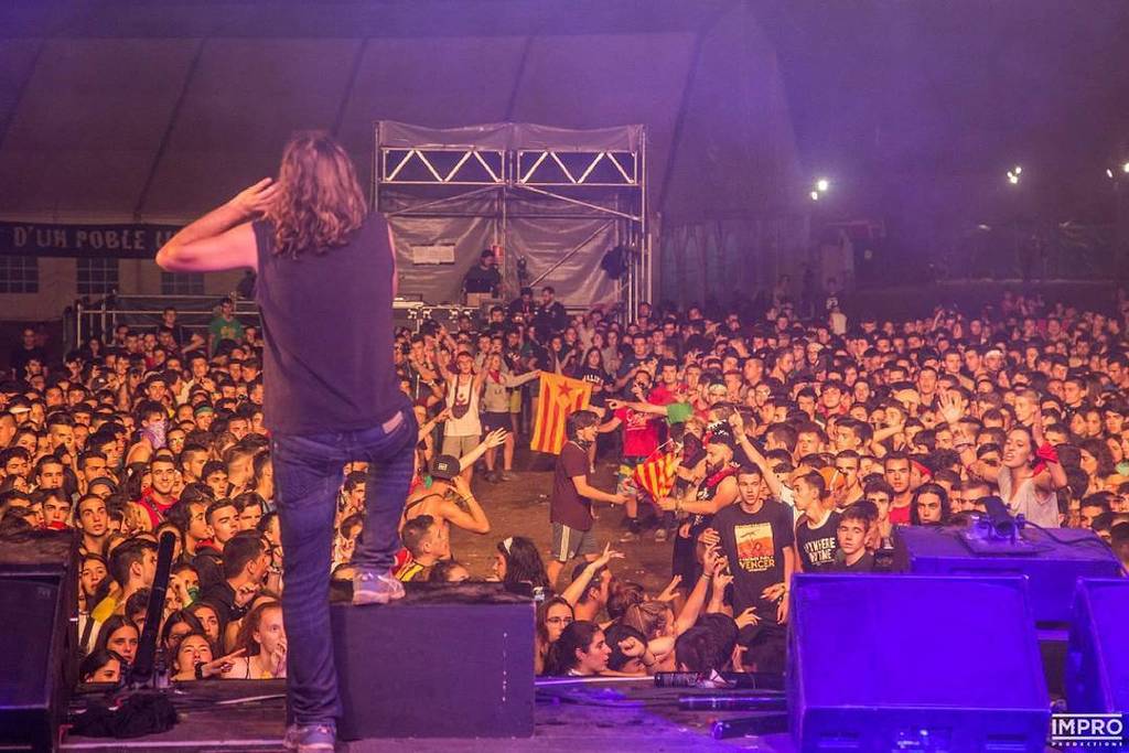 ImproProduction's tweet photo. Els @buhosoficial obrint les aigües del públic de la @acampadajove .
#acampadajove #acampadajove2017 #acampadajove17 #buhos #improproductio… https://t.co/nnGVckwyoN