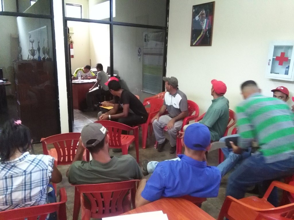 CafeVenezuelaSA's tweet photo. #26Jul #ElTrabajoEsLaSolución caficultores de Ospino del Edo.Portuguesa resultaron beneficiados con Formula Cafetera y censados por la CVC https://t.co/3ZE2G0fUOd