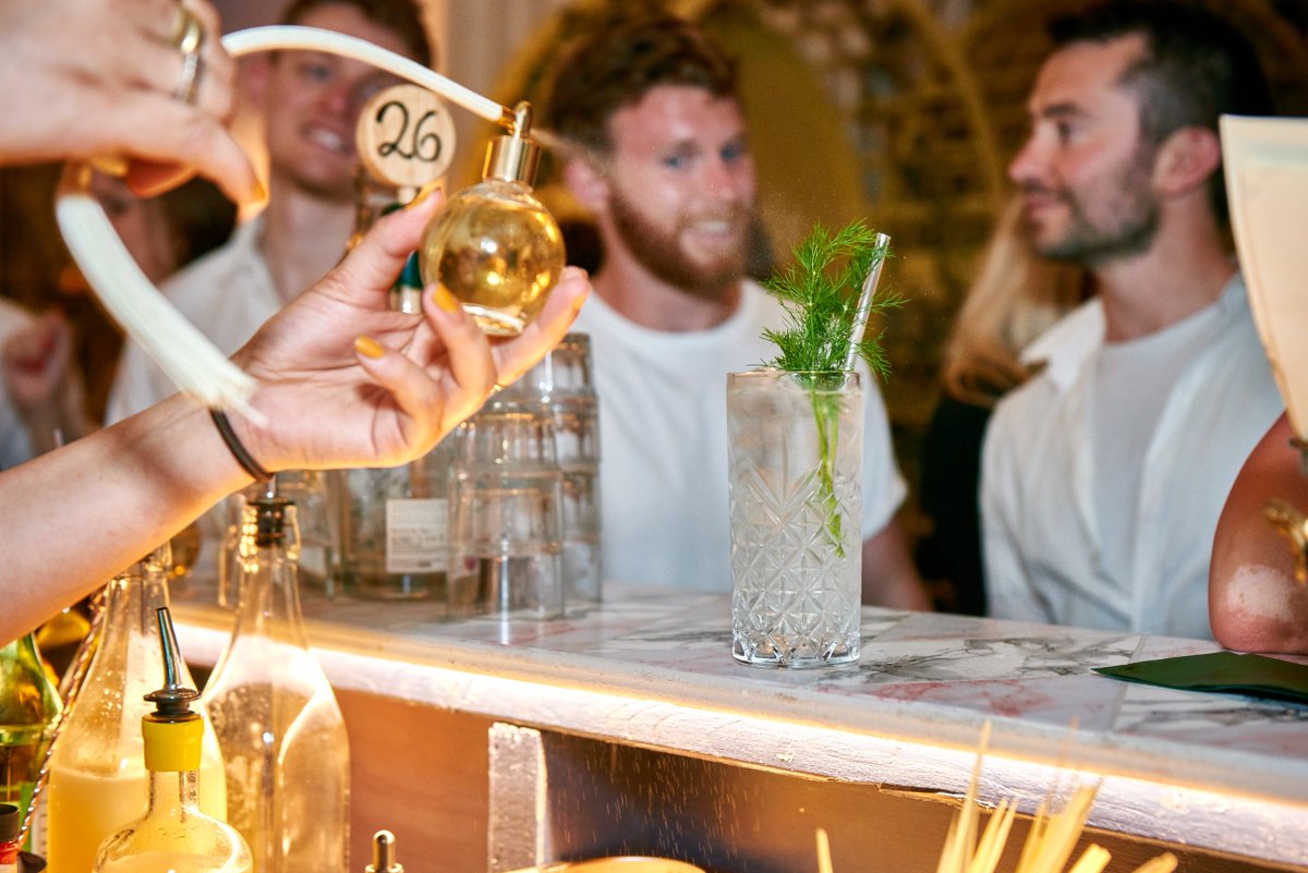 Mixological marvels and gastronomic food pairings await lucky sippers at #JuniperManor. Bar tickets available now: designmynight.com/london/whats-o…