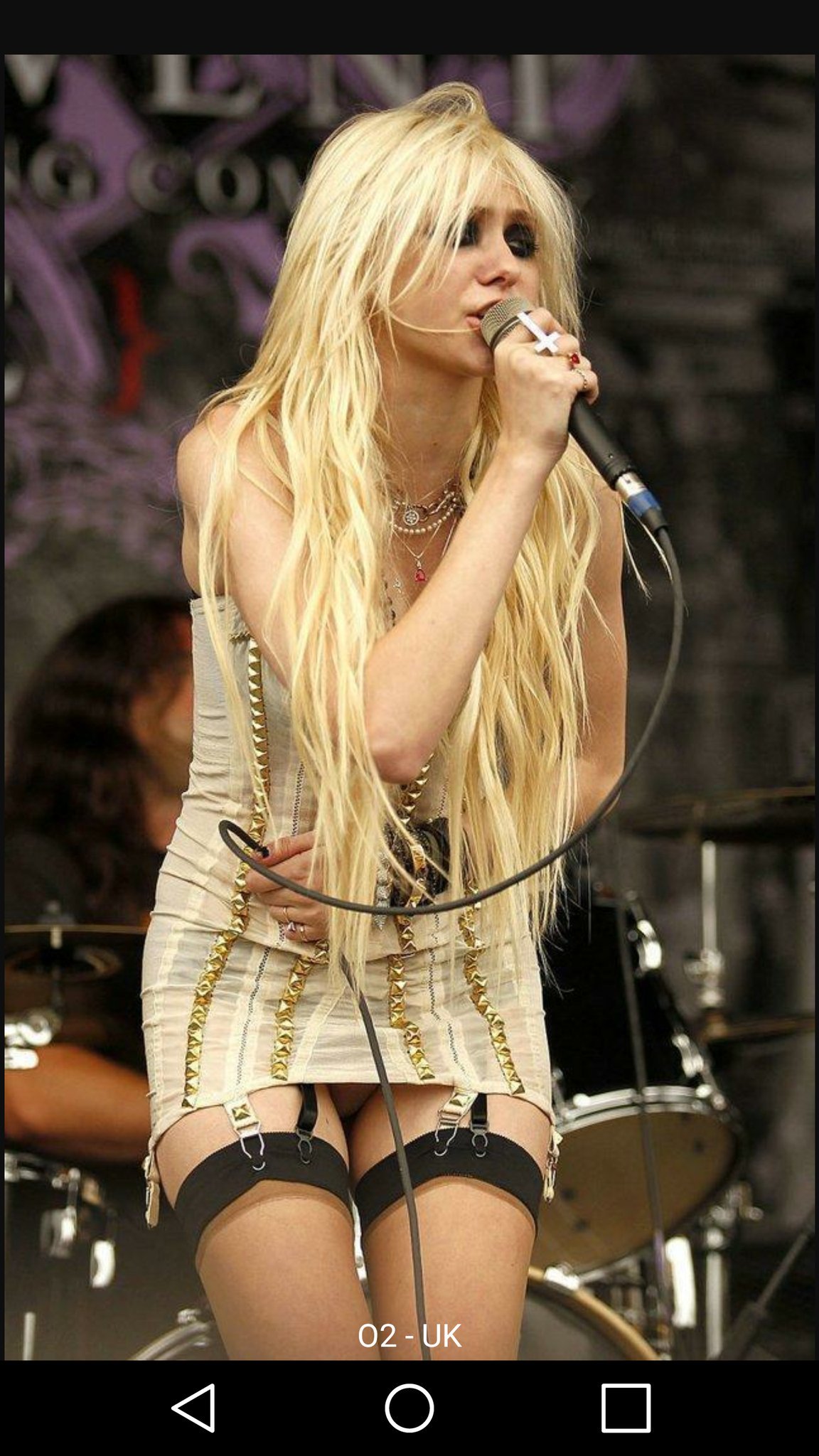 Happy Birthday to one of my favorite female singers Taylor Momsen       