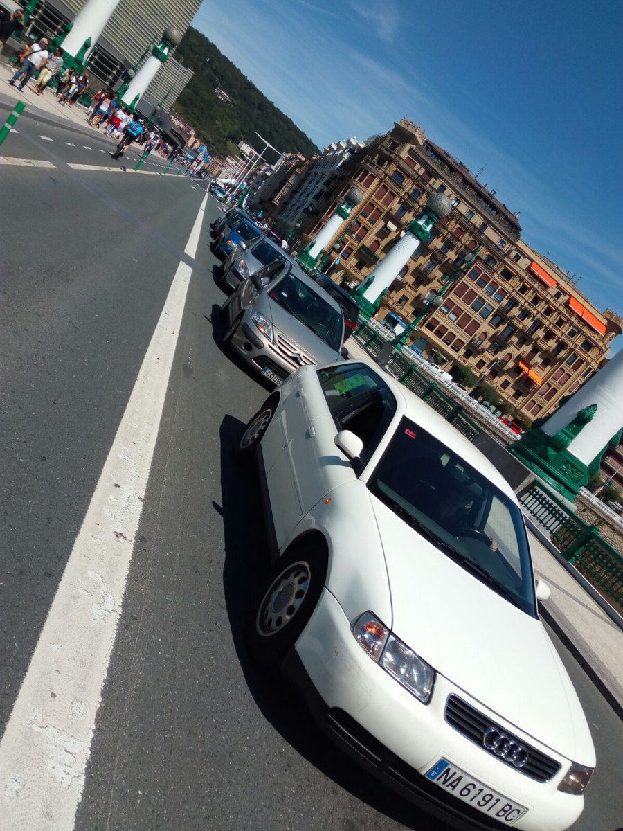 ELADonostia's tweet photo. #AransGi-ko langileek mobilizazioekin darraite, lan baldintza duinak eskatzeko. Hoy, caravana de coches por condiciones de trabajo dignas https://t.co/Fo7exxFap9
