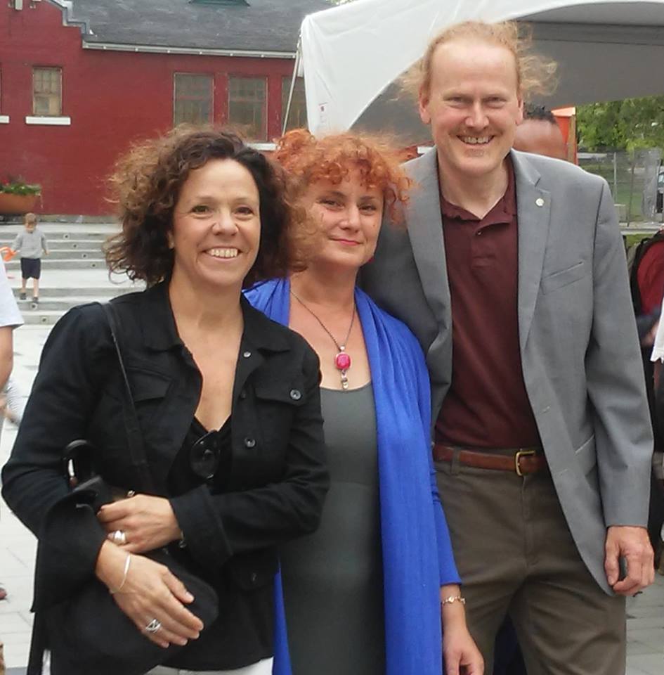 LisaaMintz's tweet photo. @MontgomerySue, Lisa Mintz et Peter Mcqueen au dévoilement de la nouvelle place dans le parc #NDG. #Loyola #ProjetMtl https://t.co/ZEYXopev0q