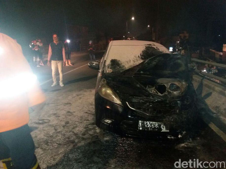Mobil Jazz Terbakar di Flyover Kiaracondong Bandung detik.id/6cgT5B
