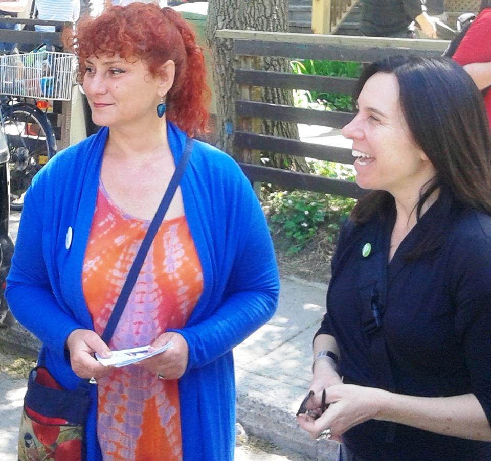 LisaaMintz's tweet photo. Valérie Plante et Lisa Mintz à Balconfête #NDG! Valérie Plante and Lisa Mintz at Porchfest NDG! #ProjetMtl #PolMtl https://t.co/WePAlipflm