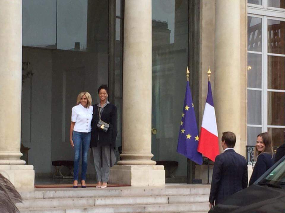 LeShakerPop's tweet photo. Rihanna vient d'arriver à l'Elysée, accueillie par Brigitte Macron 

https://t.co/Ag7xTwfPoe https://t.co/VGI9gh9VDb