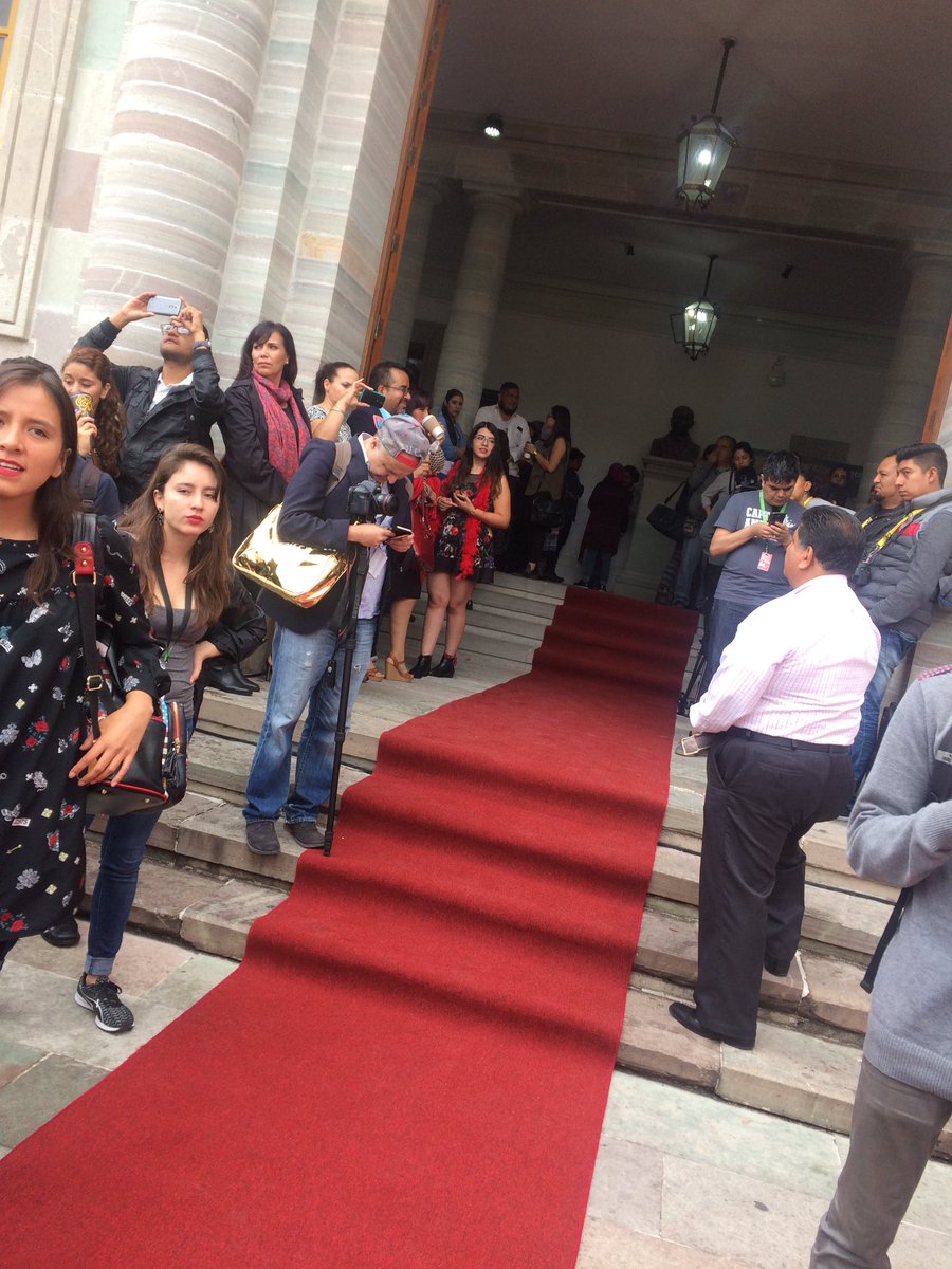 giffmx's tweet photo. Apunto de comenzar la Alfombra Roja de Identidad y Pertenencia #GIFF2017 https://t.co/Lbctt9bkQt