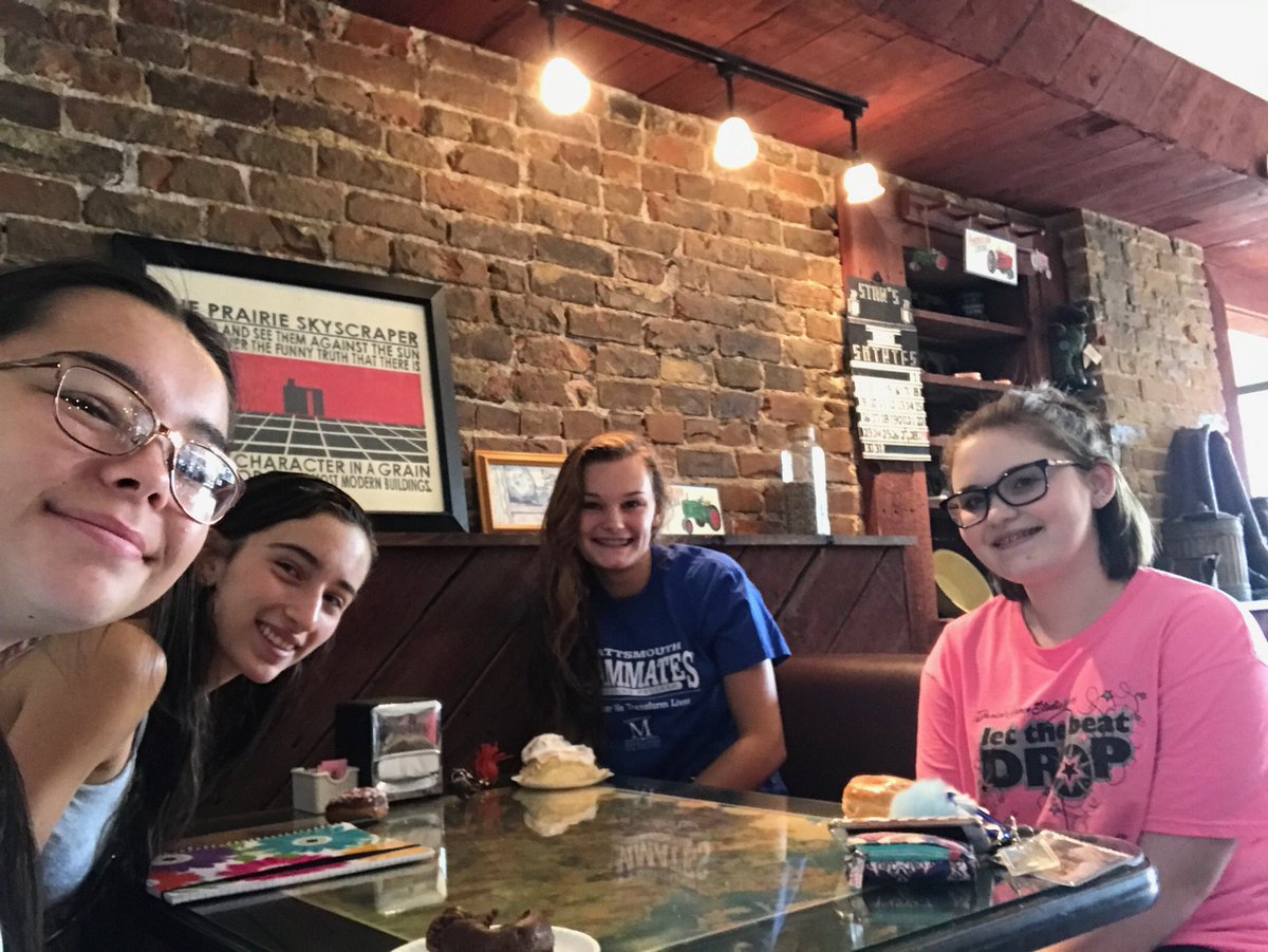 BlueDevilVB's tweet photo. #AccountabilityCrew Team Stick and Team Porter #breakfastbonding @mmporter18 @chloe_a1999 https://t.co/l5EemUQHR7