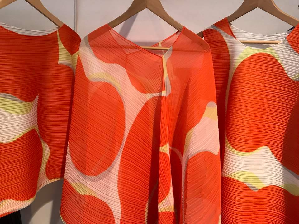 MakingThingsMad's tweet photo. Tres opciones para el fin de semana ¿con cuál te quedas? ¿manga corta, sin mangas o tipo poncho?
#Pleatsplease de #IsseyMiyake https://t.co/tJXP9E9F8L