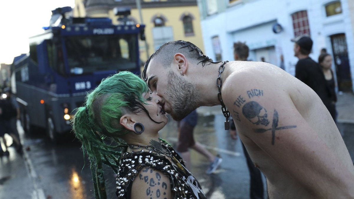 g20_doku's tweet image. Crowdsourcing: Gibt es mehr Informationen/Kontext zum Fall &quot;Pfefferspray vs. küssenden Punk&quot;? #polizeigewalt g20-doku.org/2017/07/07/pfe…