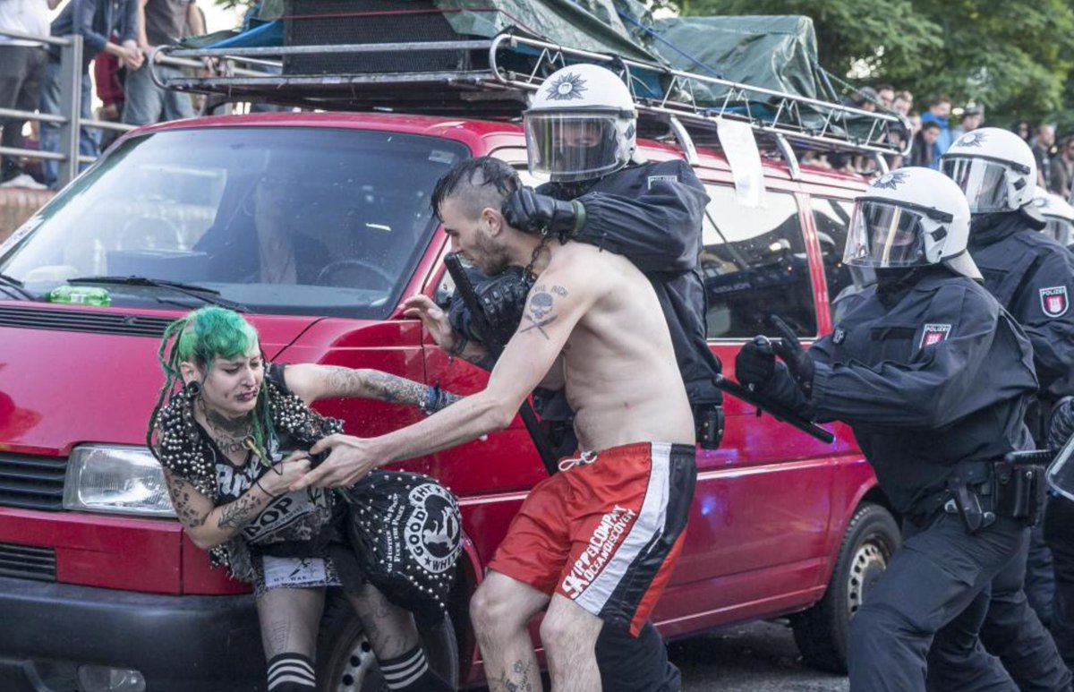 g20_doku's tweet image. Crowdsourcing: Gibt es mehr Informationen/Kontext zum Fall &quot;Pfefferspray vs. küssenden Punk&quot;? #polizeigewalt g20-doku.org/2017/07/07/pfe…